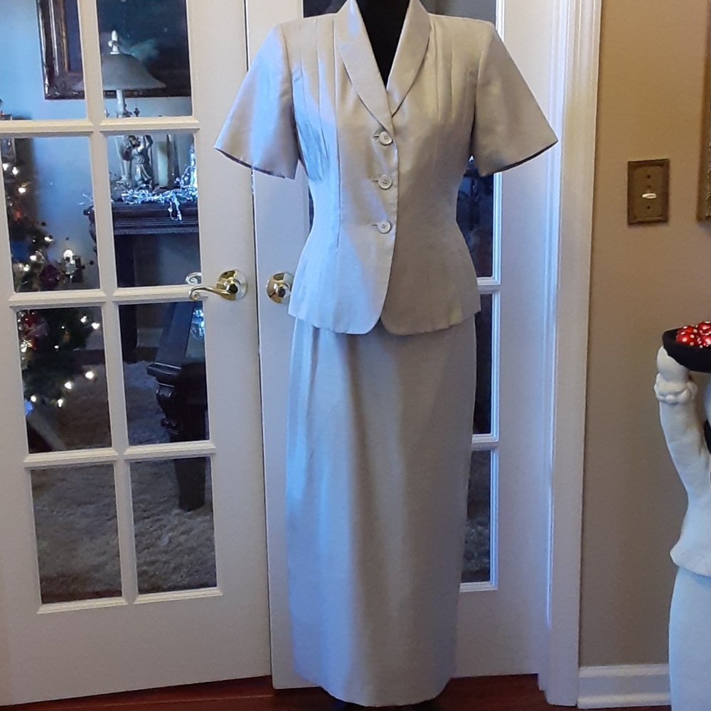 Le Suit 2 piece gray short sleeve skirt & jacket suit fully lined size 6…EUC
